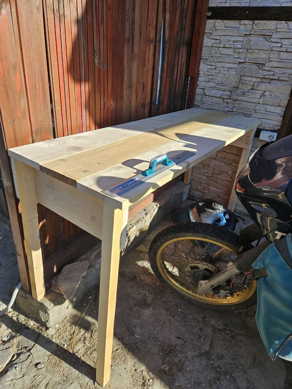 The outdoor workbench